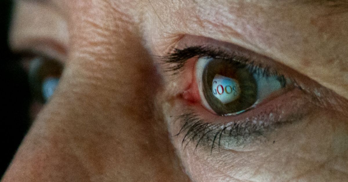 engadget's tweet image. Google patents smart lenses you inject into your eyes engt.co/1TjVPHH