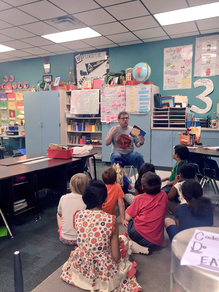 MsAlanizBCE's tweet photo. Serving &amp; helping kids achieve goals is what a guidance counselor does!  Thank you Mr. Wright https://t.co/ha8GCkhHR9