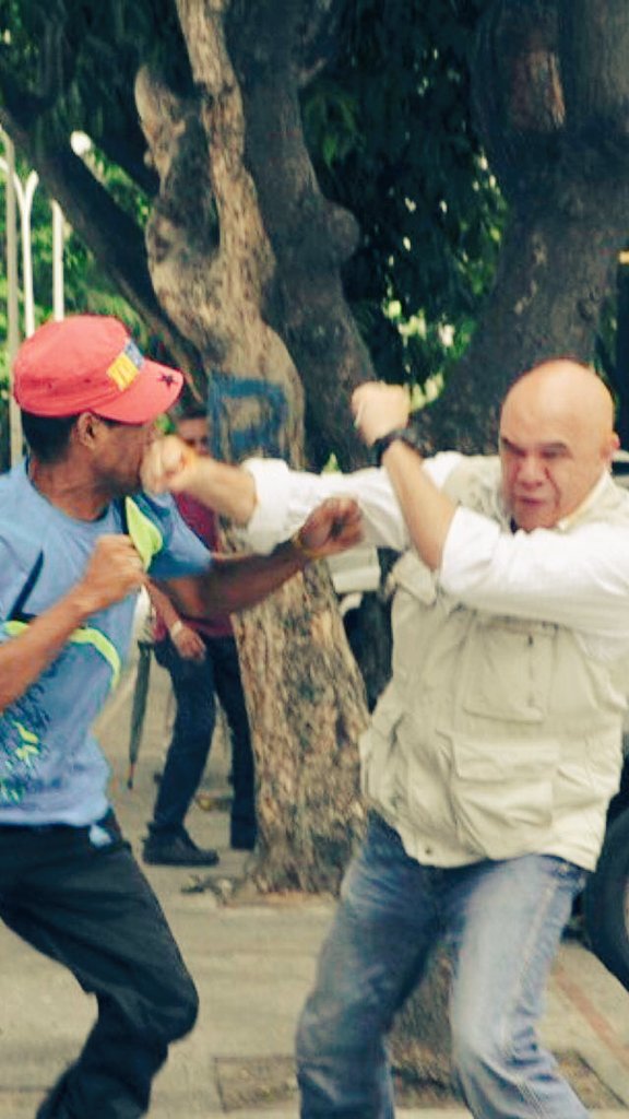 DrWilfredoBello's tweet photo. Los PSUVISTAS que agredieron HOY a @ChuoTorrealba solo lograron 2 cosas:
1) MÁS UNIDAD OP
2) MÁS ADMIRACIÓN POR CHÚO https://t.co/wnk0wShWwJ