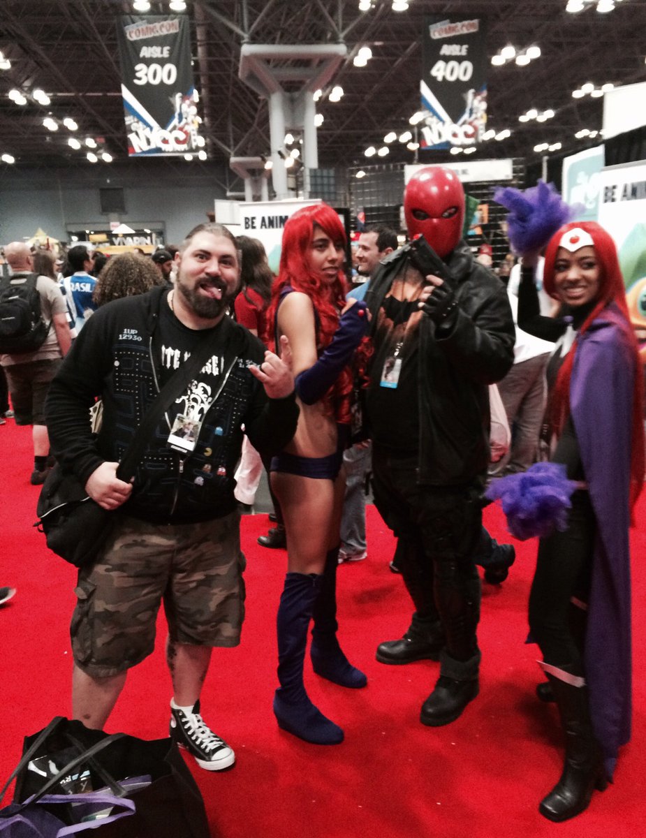 RealJoeyImage_'s tweet photo. Blatant photobomb, right in front of that groups friend taking the pic lol NYCC 2013 I think.

#RandomPicDay https://t.co/S2R15mpHMd