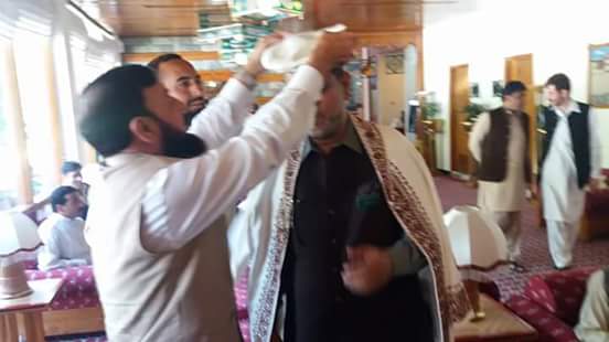 ajkmc_official's tweet photo. #April_29
G:B #ExGB Minister #AnayatUllahShumali worn traditional hat & Shawl to the #President #MuslimConference. https://t.co/yIFpLgP57L