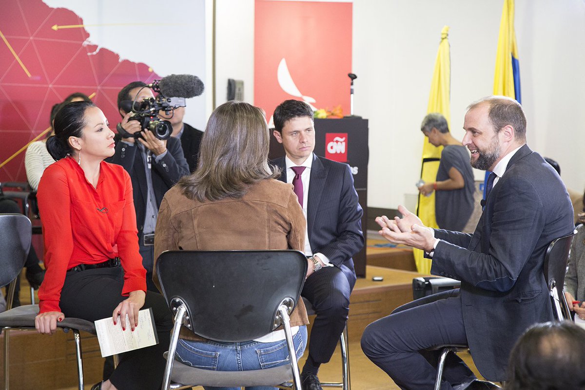 AdmonUniandes's tweet photo. #FuerzadelMilenio Charla sobre la industria de las flores en Colombia, con @gfrias para @FuerzaCNN. 
@Avianca @CNNEE https://t.co/ezjddAKoCt