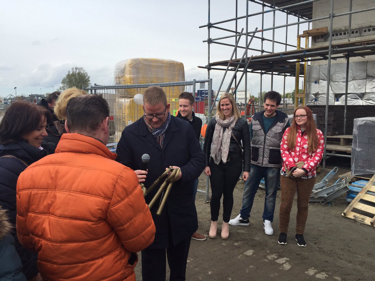 Gemeente_BoZ's tweet photo. Wethouder @patrickvanderv reikt sleutels uit voor eerste woningen #ScheldeVesting. Trots! @ERAContour @BoltonOntw https://t.co/XfdYkmeDij