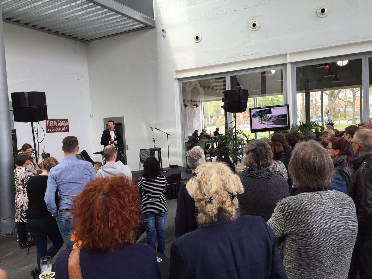 MloezSmitz's tweet photo. Enthousiast verhaal van collega @PerryVermeulen over zijn passie voor de USA @DeCacaofabriek #tgifhelmond #usa365 https://t.co/KNnQhughfh