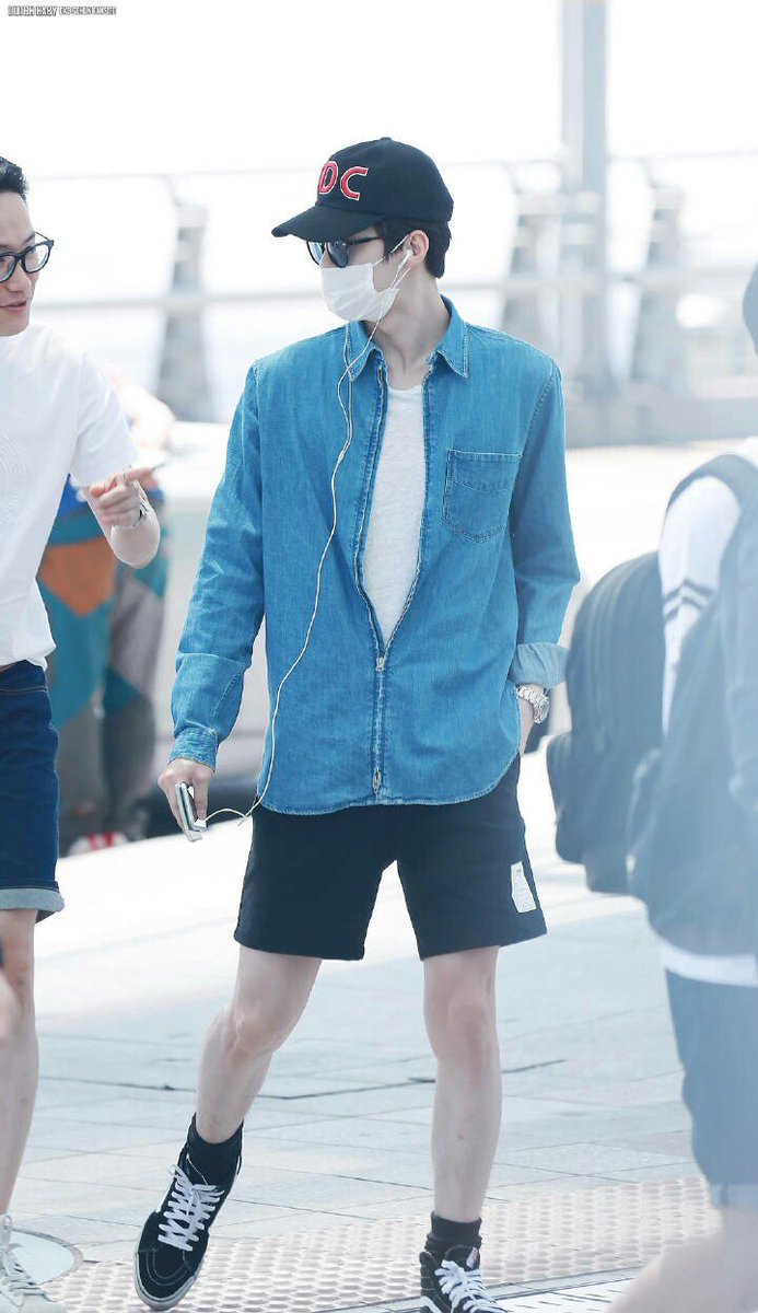 allaboutkaihun's tweet photo. โอเซฮุนคนชิค ใส่ขากางเกงขาสั้นแล้วน่ารักจริงงงง  ขาเนี๊ยนเนียน 💖 https://t.co/Iak7y7DEuA