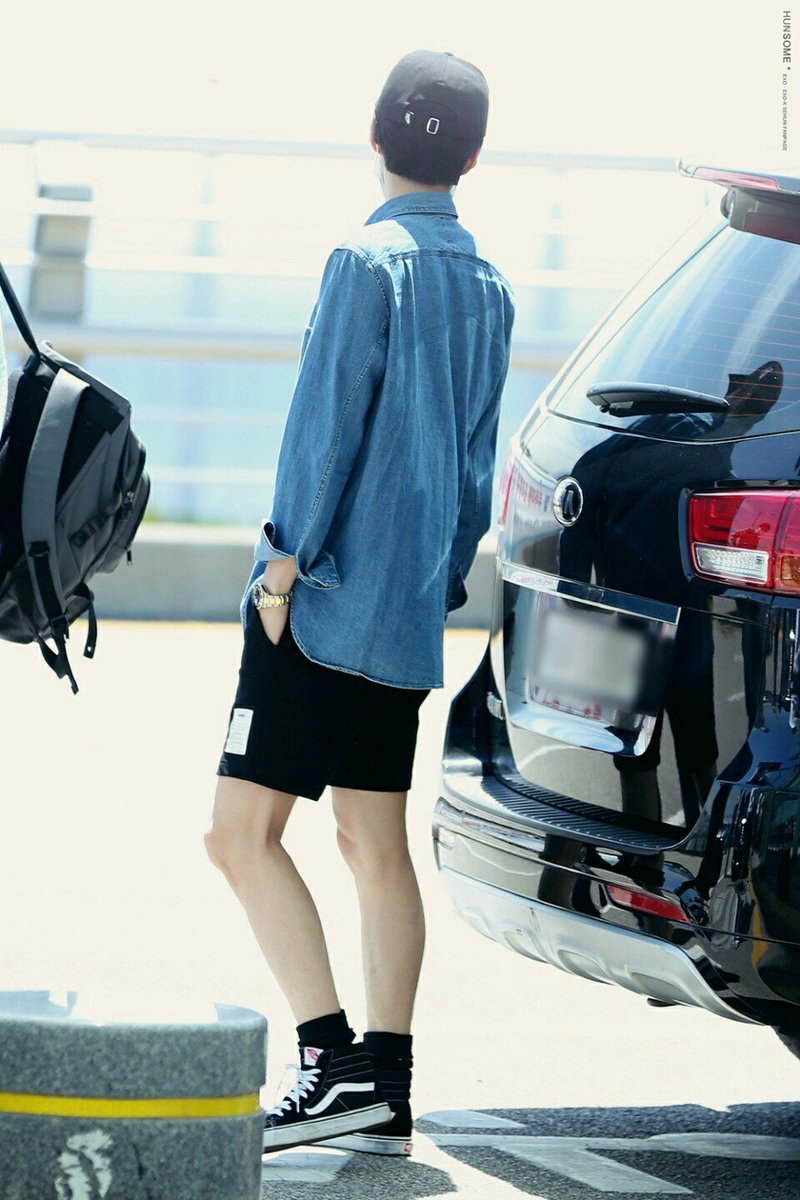 allaboutkaihun's tweet photo. โอเซฮุนคนชิค ใส่ขากางเกงขาสั้นแล้วน่ารักจริงงงง  ขาเนี๊ยนเนียน 💖 https://t.co/Iak7y7DEuA