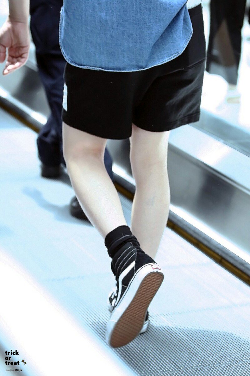 allaboutkaihun's tweet photo. โอเซฮุนคนชิค ใส่ขากางเกงขาสั้นแล้วน่ารักจริงงงง  ขาเนี๊ยนเนียน 💖 https://t.co/Iak7y7DEuA