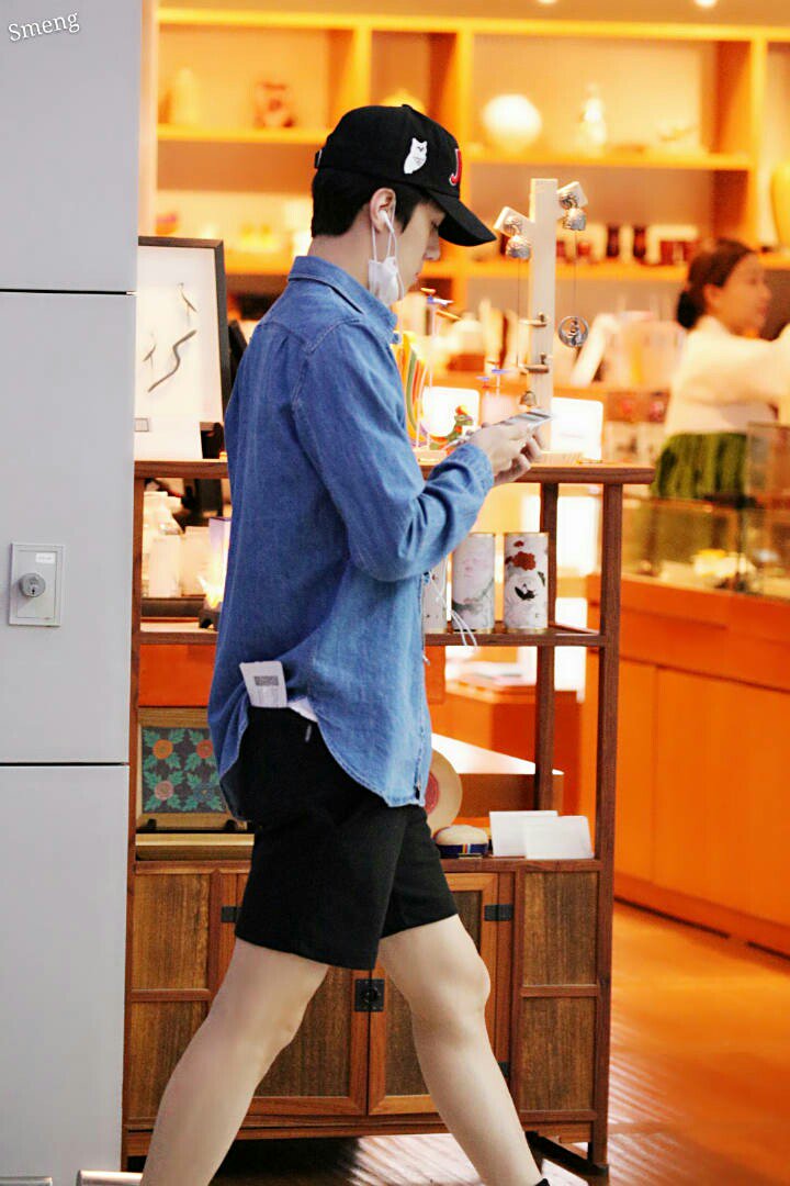 allaboutkaihun's tweet photo. โอเซฮุนคนชิค ใส่ขากางเกงขาสั้นแล้วน่ารักจริงงงง  ขาเนี๊ยนเนียน 💖 https://t.co/Iak7y7DEuA