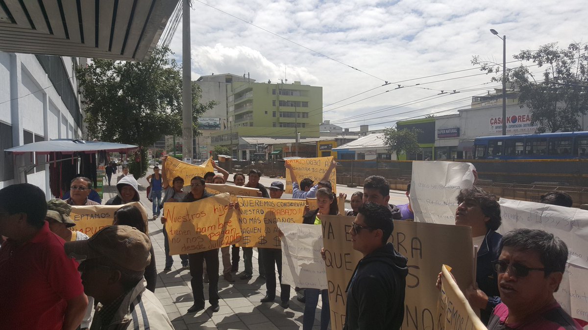 scrapy1007's tweet photo. Protesta de proveedores a los exteriores Ministerio de Finanzas por falta de pago @teleamazonasec  @EcuavisaInforma https://t.co/RbvlHFIn6A