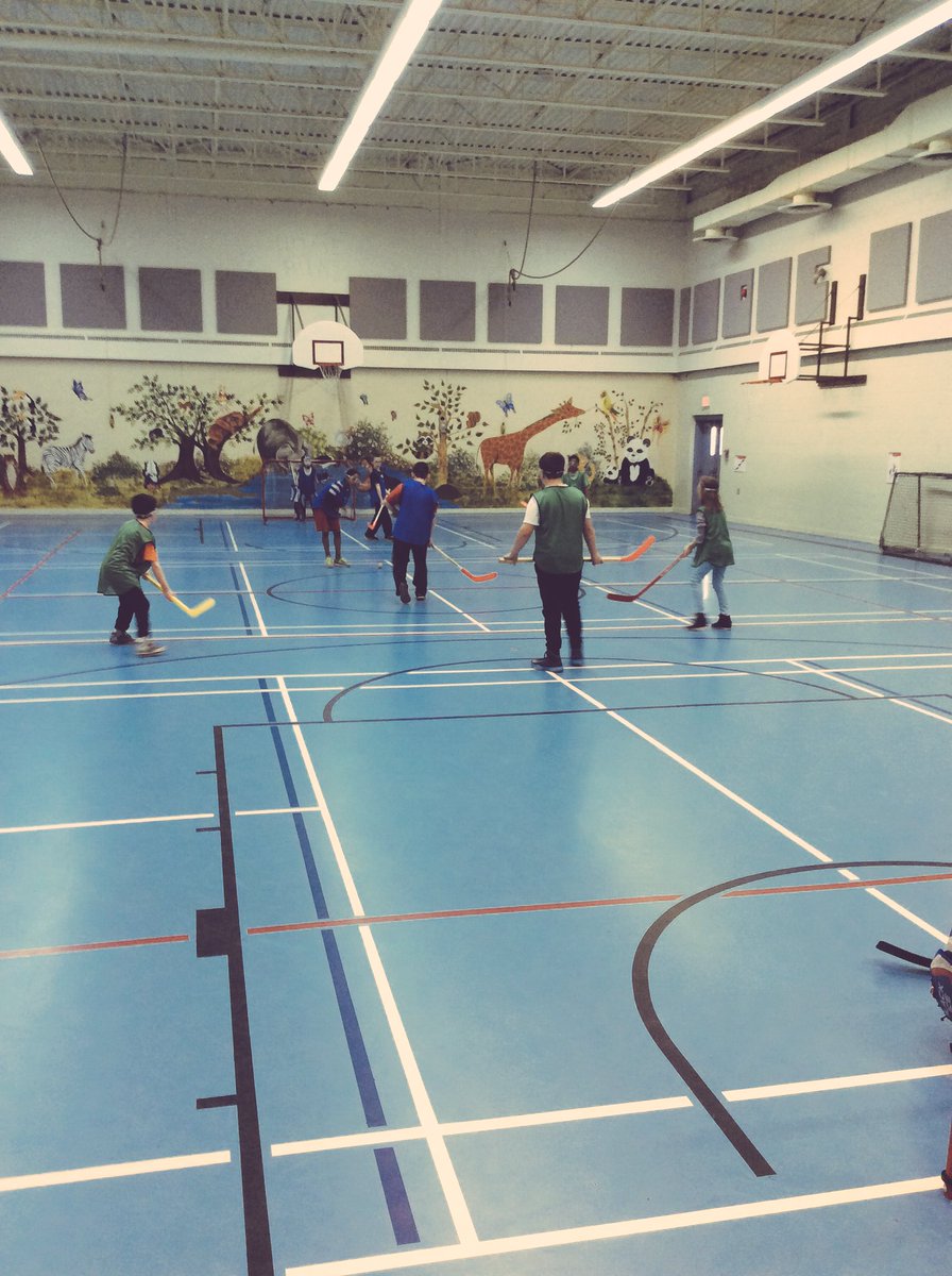 MsHudsonPE's tweet image. Awesome intramural hockey game going @SouthWoodside today! #activekidsarehappykids #keepfithavefun @HRSB_Official