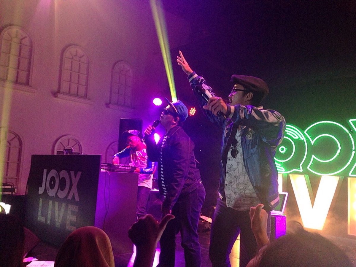 Aksi pertama <a href="/DandeesOriginal/">The Dandees</a> on DJ SET  di panggung #JOOXLIVE concert! :D