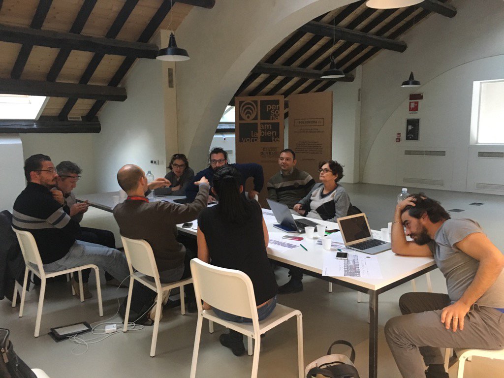 LaPolveriera_RE's tweet image. #polveriera le socie al lavoro su fabbricato B. Cantiere aperto