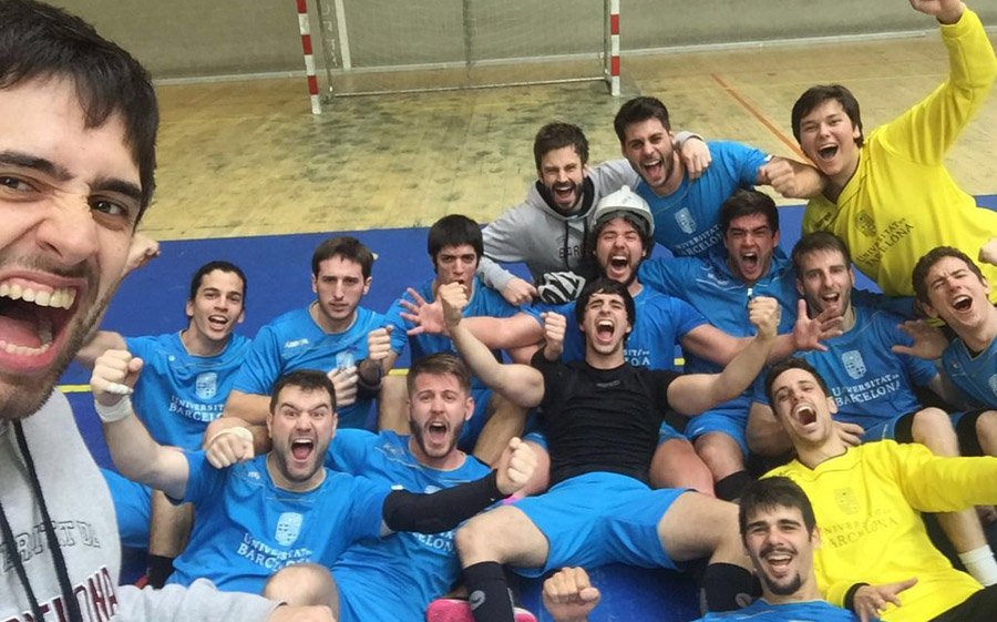 CatHandbol's tweet photo. L'equip masculí d'@EsportsUB campió d'Espanya universitari 20 anys després https://t.co/mqUej3Gx66 https://t.co/gOWSS2DuFx