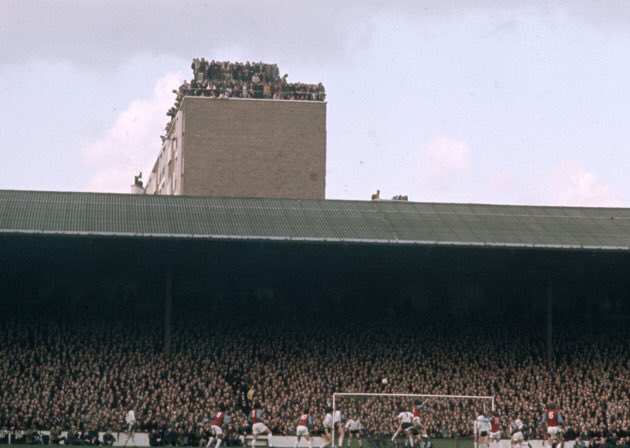 AwayDays_'s tweet photo. West Ham fans watch from the neighbouring flats roof tops at Upton Park in 1972. https://t.co/t8oZjSaXJo