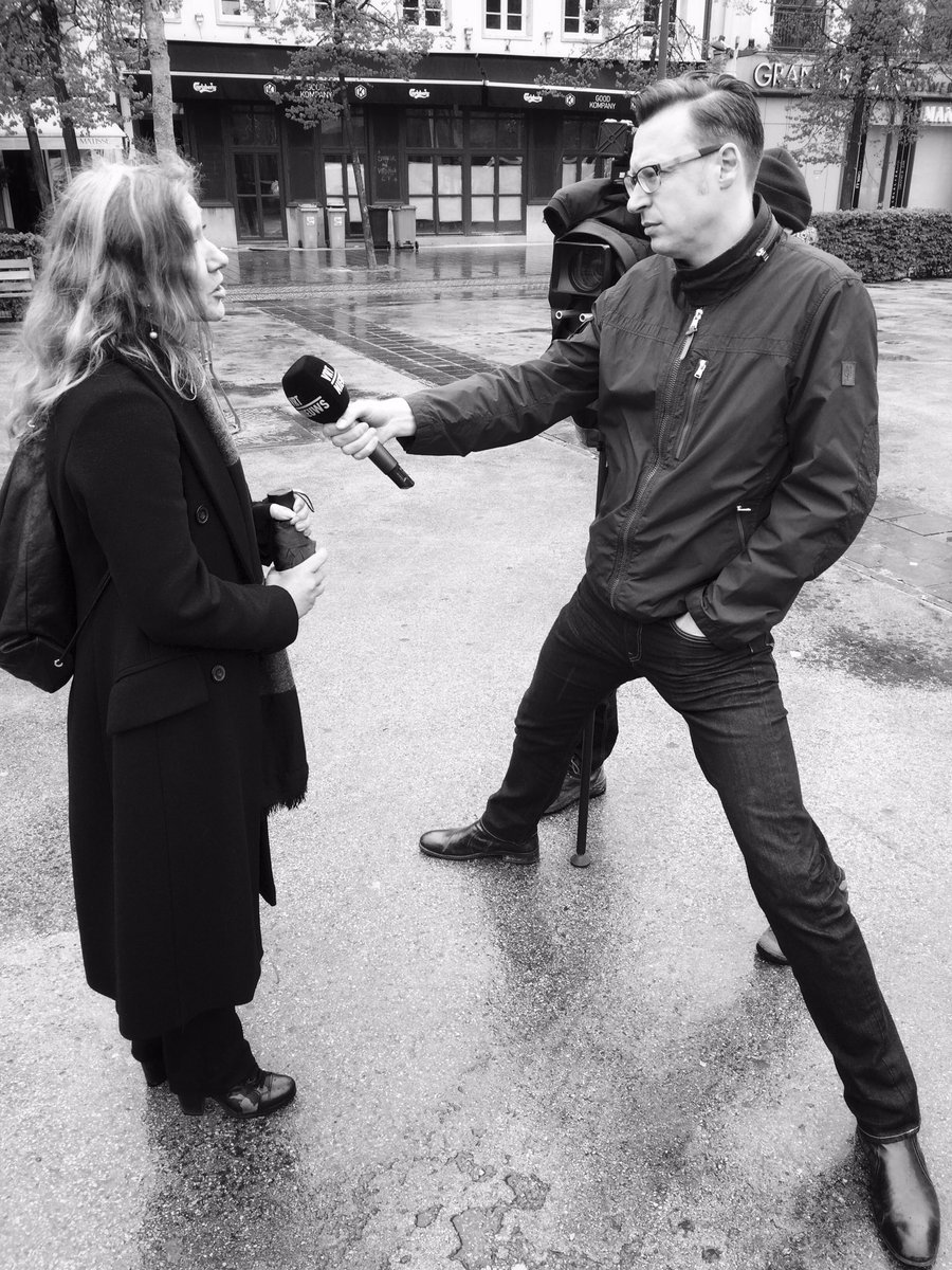 koenvlecken's tweet photo. Kijk @AP_Hogeschool-studenten journalistiek : altijd ooghoogte van de interviewee houden. #videoles #vrtjournaal https://t.co/3Ymm74N02X