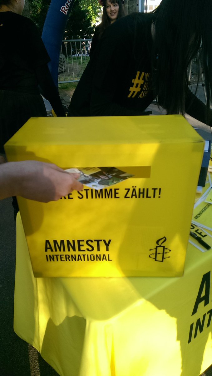 AmnestyAustria's tweet photo. Die Reg bekommt Post. Wir brauchen konstruktive Lösungen für d Flüchtlingssituation #menschenrechtasyl #rapagainst https://t.co/JWSF2xflR2