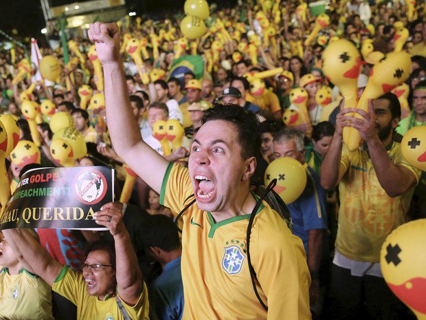 Ademir02's tweet photo. Dia de votação: manifestações contra e a favor de Dilma se espalham por São Paulo https://t.co/tD8LNKT39g https://t.co/BHim6762cY