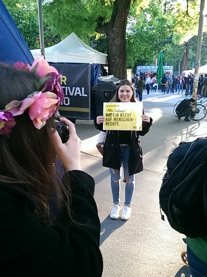 AmnestyAustria's tweet photo. Du hast ein Recht auf Menschenrechte! Jetzt fotografieren lassen am Amnesty-Stand. #menschenrechtasyl #rapagainst https://t.co/N3vcNYrLik