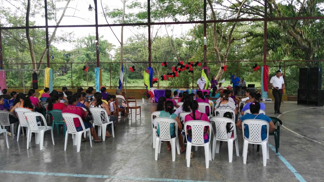 tyronesomarriba's tweet photo. #AMORANICARAGUA Entrega de 50 bonos productivos a igual número de familias en el municipio El Castillo, Río San Juan https://t.co/xhd1tUJybM