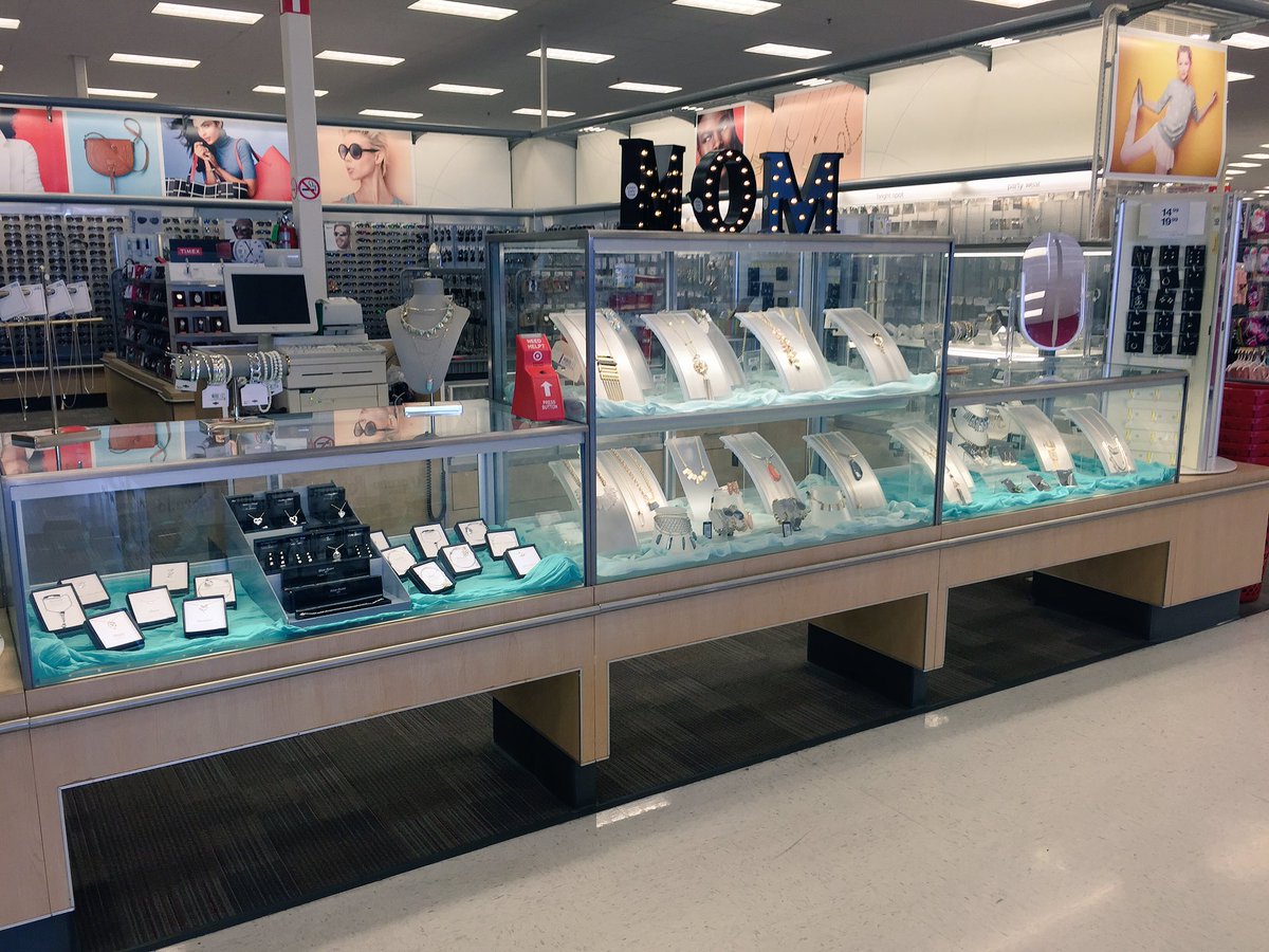 Jillianjoaquin's tweet photo. Setting up for the color scheme of the AD and driving those Mothers Day Sales! #T2096 #BOGO #Aditems https://t.co/WRd1PRdO9b
