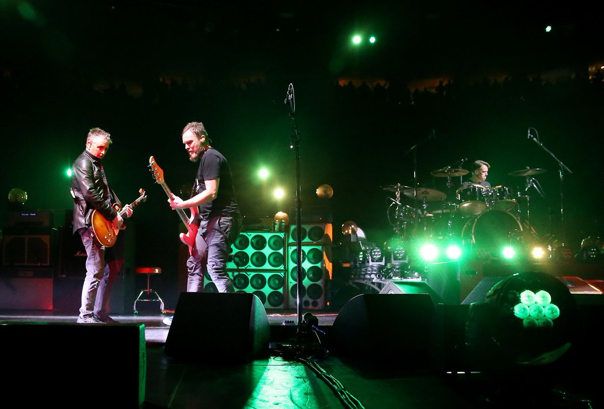 PHOTOS: bit.ly/1QFnLUI Pearl Jam rocks first of two Philly shows (with setlist) #PJTour2016 #PearlJam