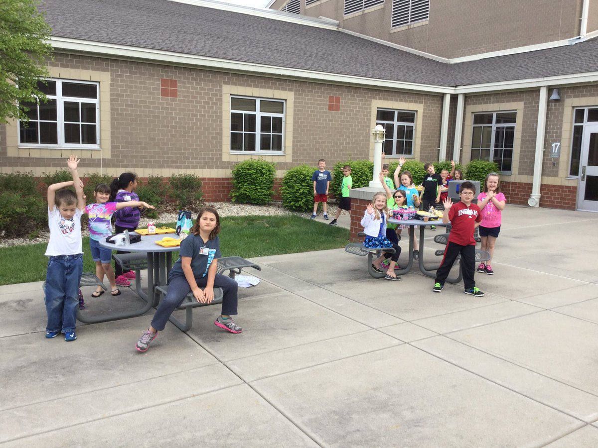 ges_MrsBuening's tweet photo. Final store special of the year- Lunch with teacher! It was a perfect day to eat outside with this bunch! #ges_MrsB https://t.co/VyQhJ9SY23