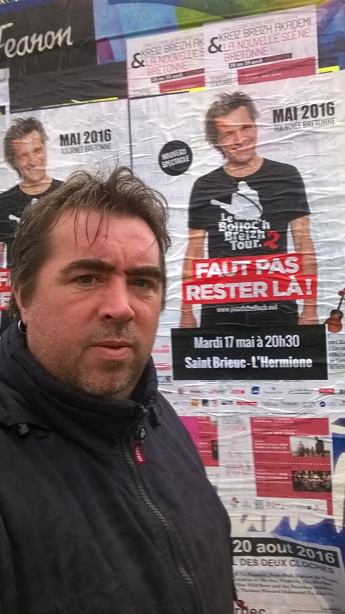 FautPasResterLa's tweet photo. En direct de #Paimpol 😜 où quand @arnaudroyer lâche sa guitare pour s'occuper d' @YLeBolloch et #LeBollochBreizh2 👊🏼 https://t.co/CzEBTLE6C5