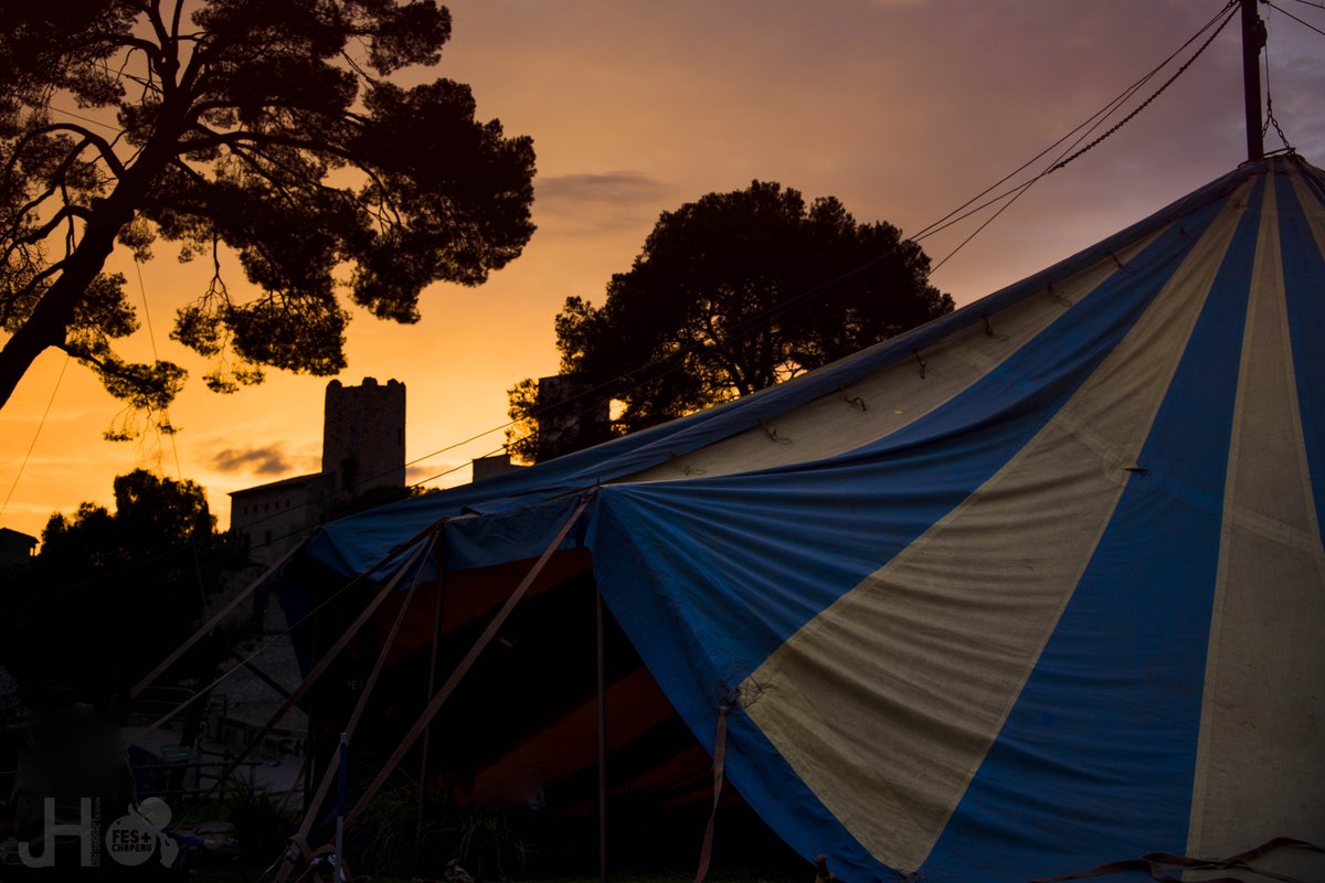 El Fes+Chapeau 2016 ja ha començat! Programció completa al web: fespluschapeau.org Veniu a gaudir del festival!