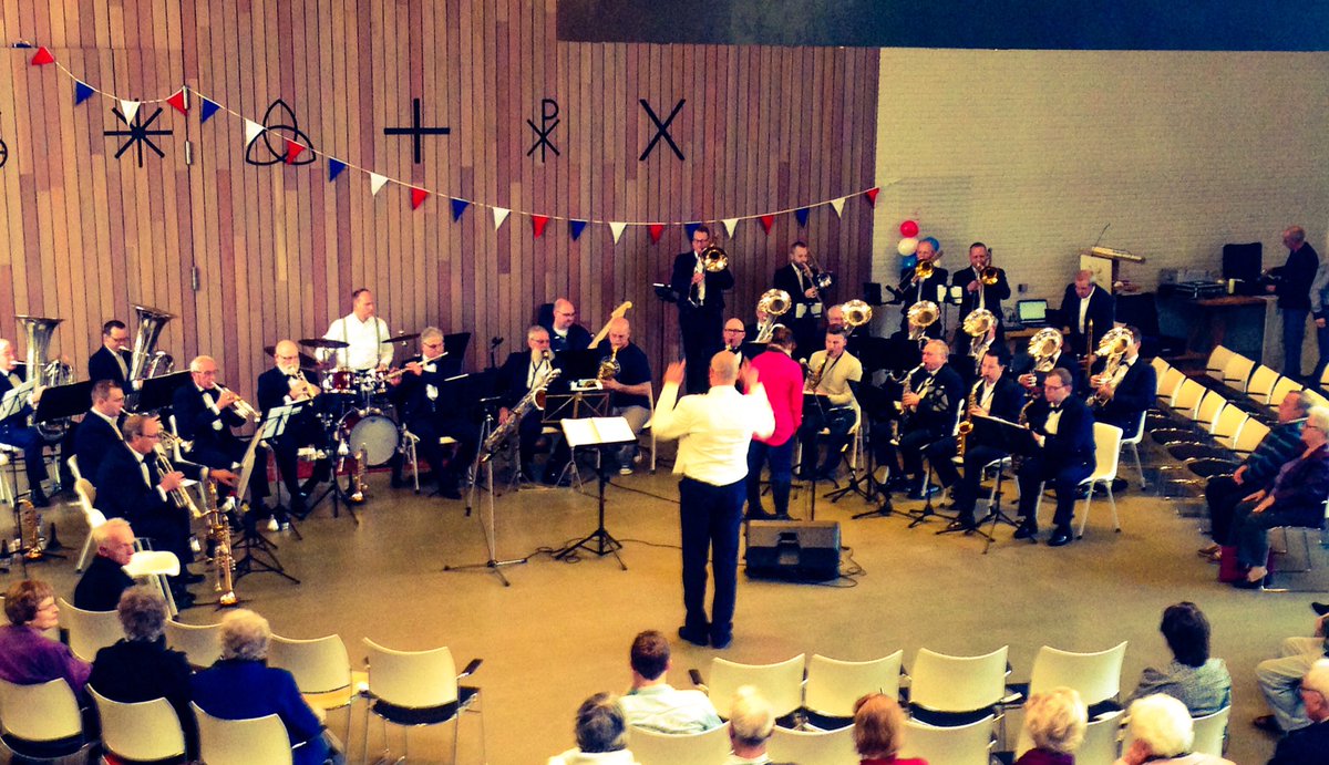 OVLeiderdorp's tweet photo. @KunstenGenoegen 3 zit warm te draaien voor het Konings/ Bevrijdingsconcert in Scheppingskerk #Leiderdorp. Start 20u https://t.co/pmNPt6GcnO
