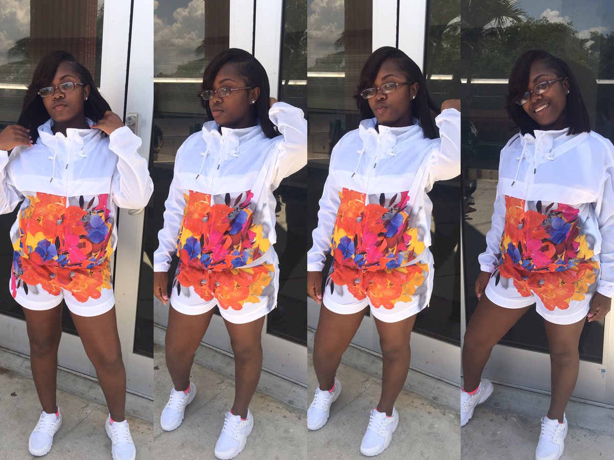 itsmunchkinn_'s tweet image. #GradBash2K16 😝