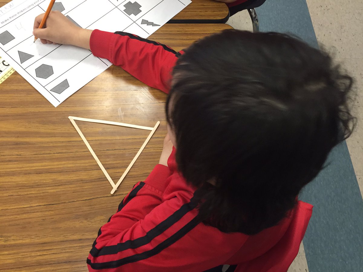 kdbui_'s tweet photo. making shapes to see how many sides each of them have! #gradeone https://t.co/L8Jdjatwi3