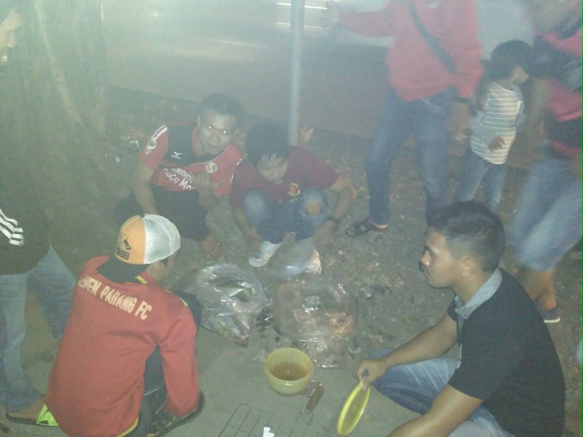 Bakar2 ikan dulu abis nobar sama teman2 <a href="/spartacks_spfc/">SPARTACKS</a>..
Ewako