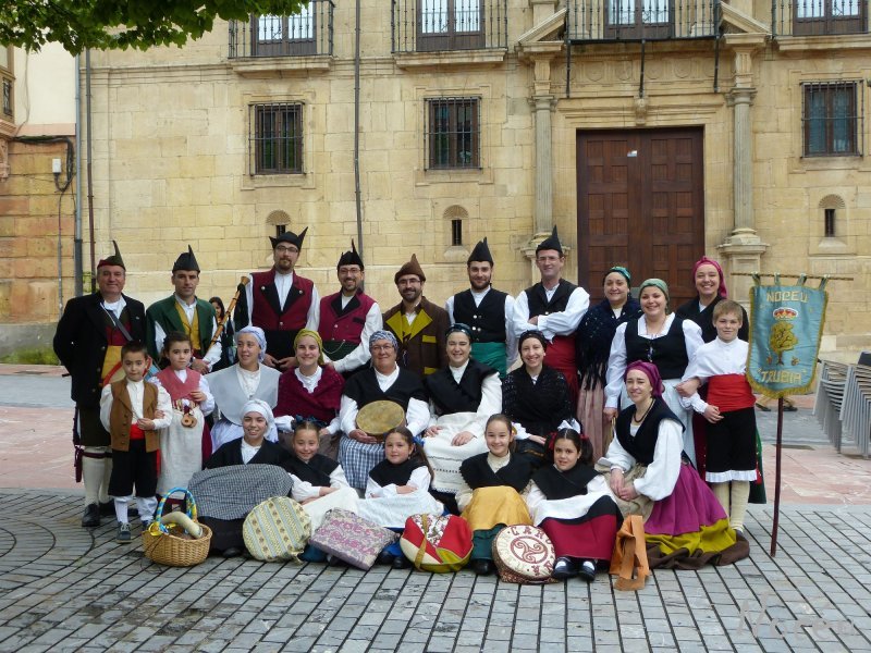 Mañana, la banda gaitas Carbayón y <a href="/GBNoceu/">Grupo de Baile Nocéu</a>  protagonistas del #FolcloreTradicionalEnLaCalle bit.ly/21iP0MF