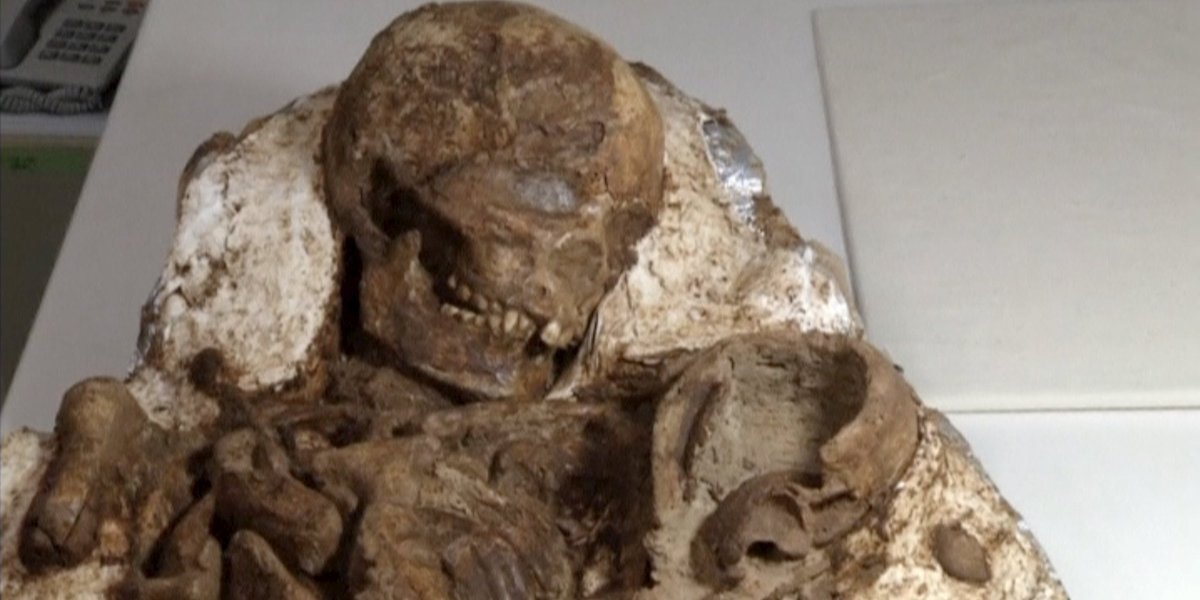 ElHuffPost's tweet photo. Descubren en Taiwán un fósil de 4800 años de una madre acunando a su hijo https://t.co/sqHL950Xn7 https://t.co/lZBClysjBe