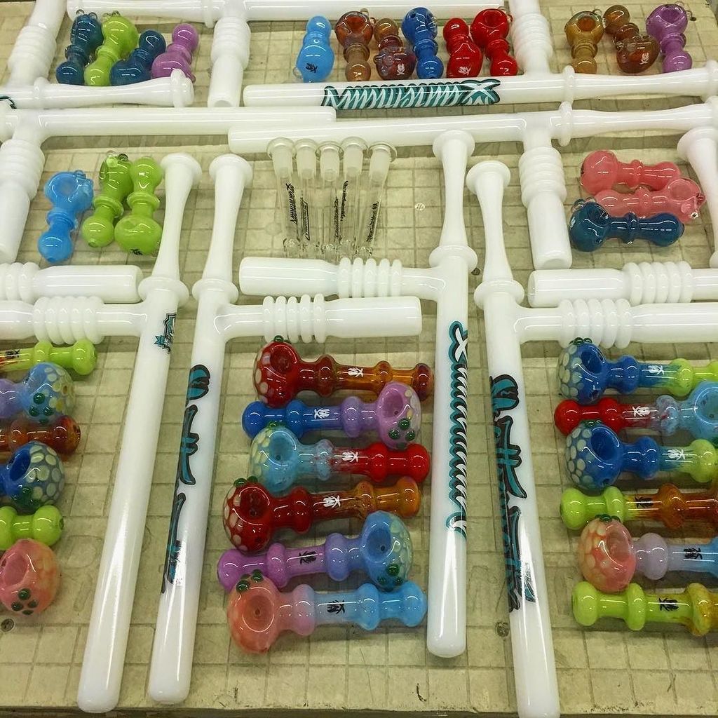 PipelineDistro's tweet photo. 1st #kiln of the day!! We got some #MX #Batons 👮🏼 and some #Fritted #Chubblers 🎨 Happy #Friday y'all!!! 🙌🏼🙌🏼 #DoThe… https://t.co/WfrrgI4NLs