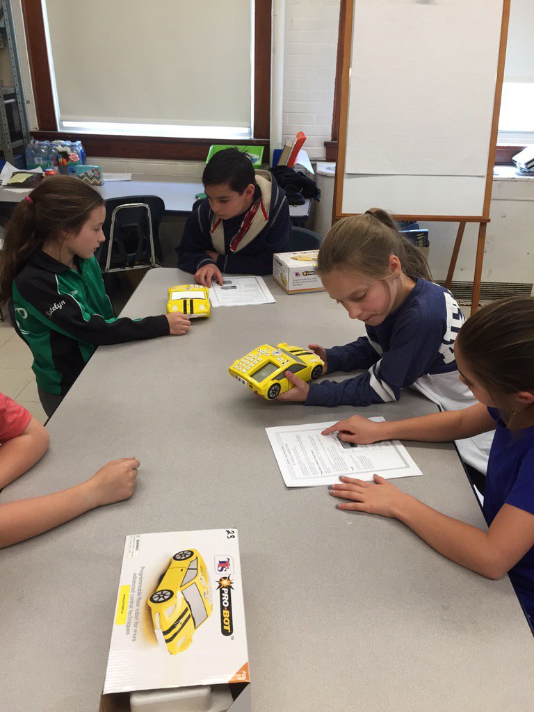 MrsStathakis's tweet photo. Trying out the probots with @margothayes4 class! #beproudbedale #MedfieldPS https://t.co/9nYqAL8MaL