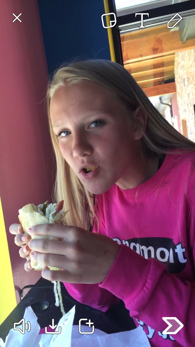 sydwett_15's tweet image. Good luck to 💩 this weekend as she's playing her 🍑 off in Minnesota!! #handsofgold #studmuffin #goodfinish 🏐😂🍔