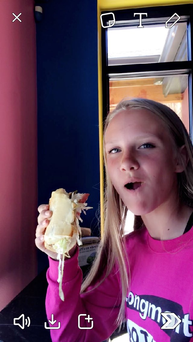 sydwett_15's tweet image. Good luck to 💩 this weekend as she's playing her 🍑 off in Minnesota!! #handsofgold #studmuffin #goodfinish 🏐😂🍔