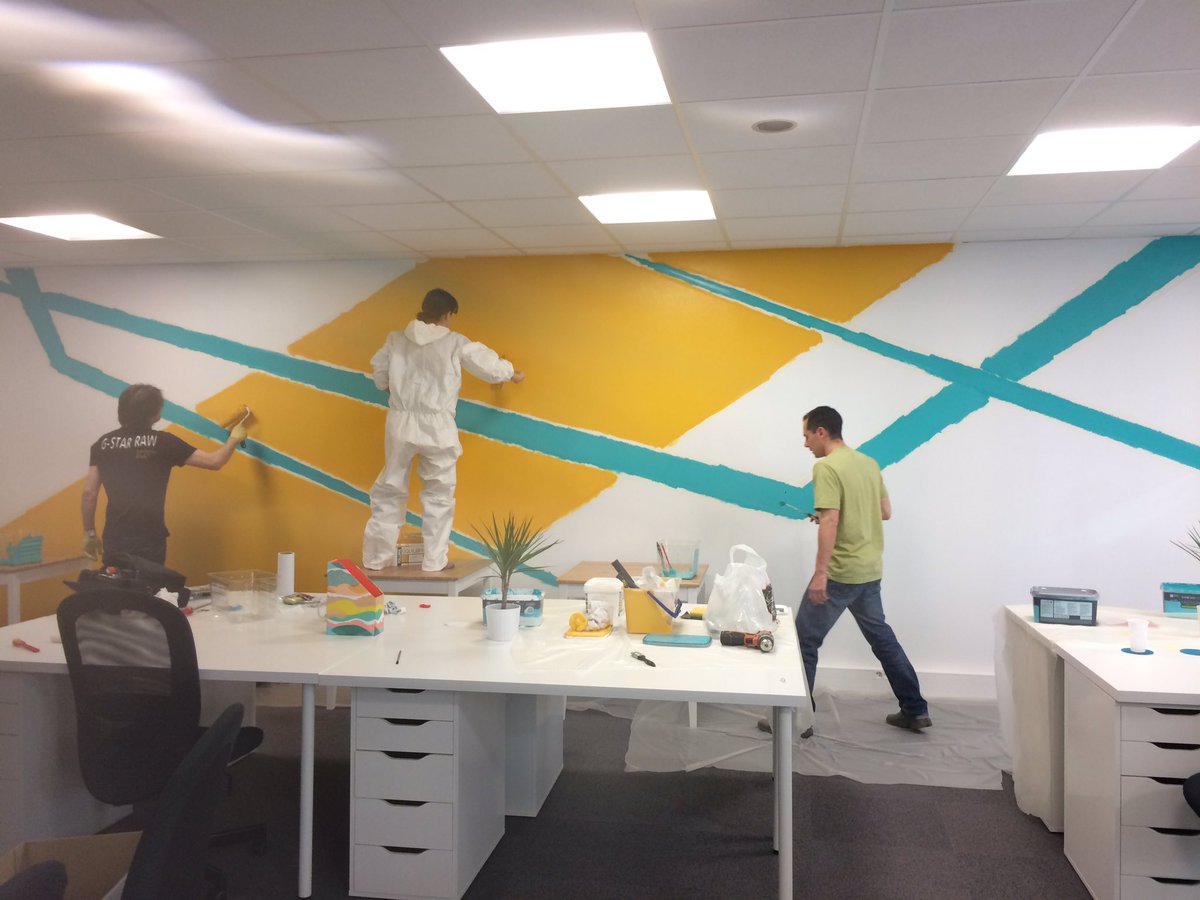 laurapolet's tweet photo. Session peinture suite et fin au #coworking de @LaTourDuWeb !  Tout nouveau tout beau, plus qu'à venir visiter ! https://t.co/eWleagyEJS
