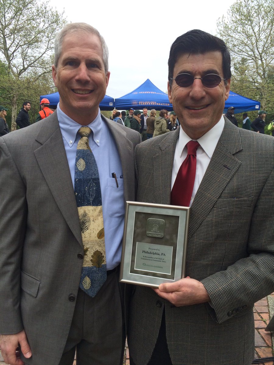 ADFtreeguy's tweet image. Awarding the 40-year Tree City USA award to Managing Director, Mike DiBerardinis. @arborday @TreePhilly #ArborDay