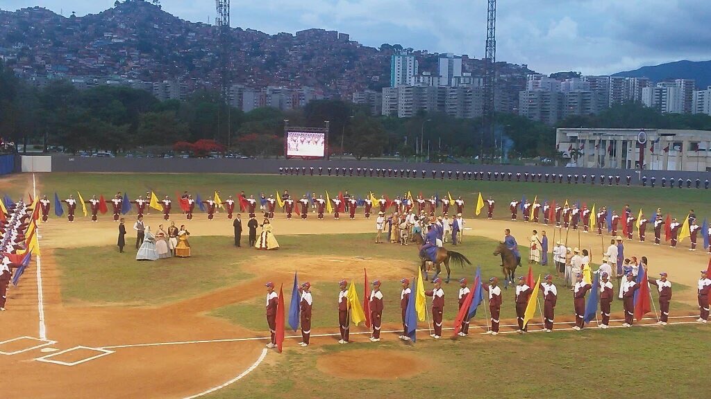 pinfantea's tweet photo. Acto Inaugural de los XXXII Juegos Inter-Academias Militares 2016 @NicolasMaduro https://t.co/HdAJplTO4A