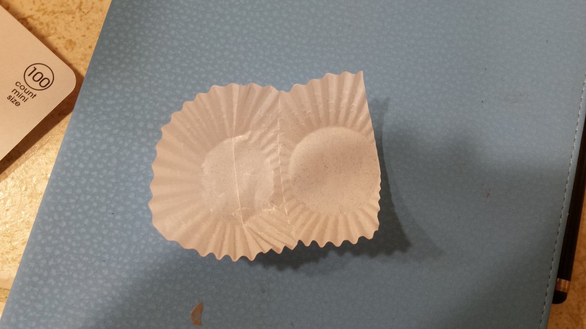 Glass21Dancer's tweet image. Someone please tell me how I'm supposed to make mini cupcakes with a wrapper like this? Lol #bakingstruggles #oops