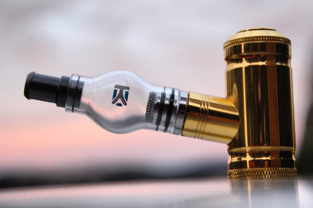 DabKits's tweet photo. Vape like a king with The KingPen- one of the most attractive cannabis oil vape pens on the market #goldstatus https://t.co/ile1idcviq