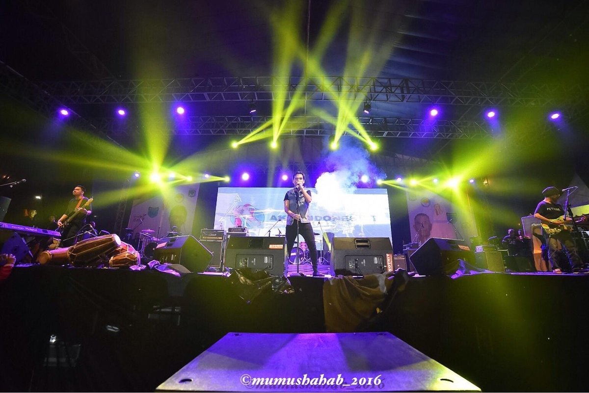 EdiKemput's tweet photo. Tak terasa sdh 32thn,kita berkarya dlm belantara musik industri nasional.
#4Mei'16 #Grass_Nation #Menembus Zaman.. https://t.co/hzKAQodhYk