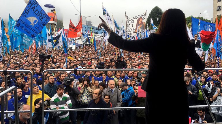 Miraando's tweet photo. #1MTodosALaPlaza #SomosmasFelices #FrenteCiudadano MACRI ESTA EN EL GOBIERNO GRACIAS A USTEDES,MOYANO YCIA.BUENASS https://t.co/JNCowrcOSN