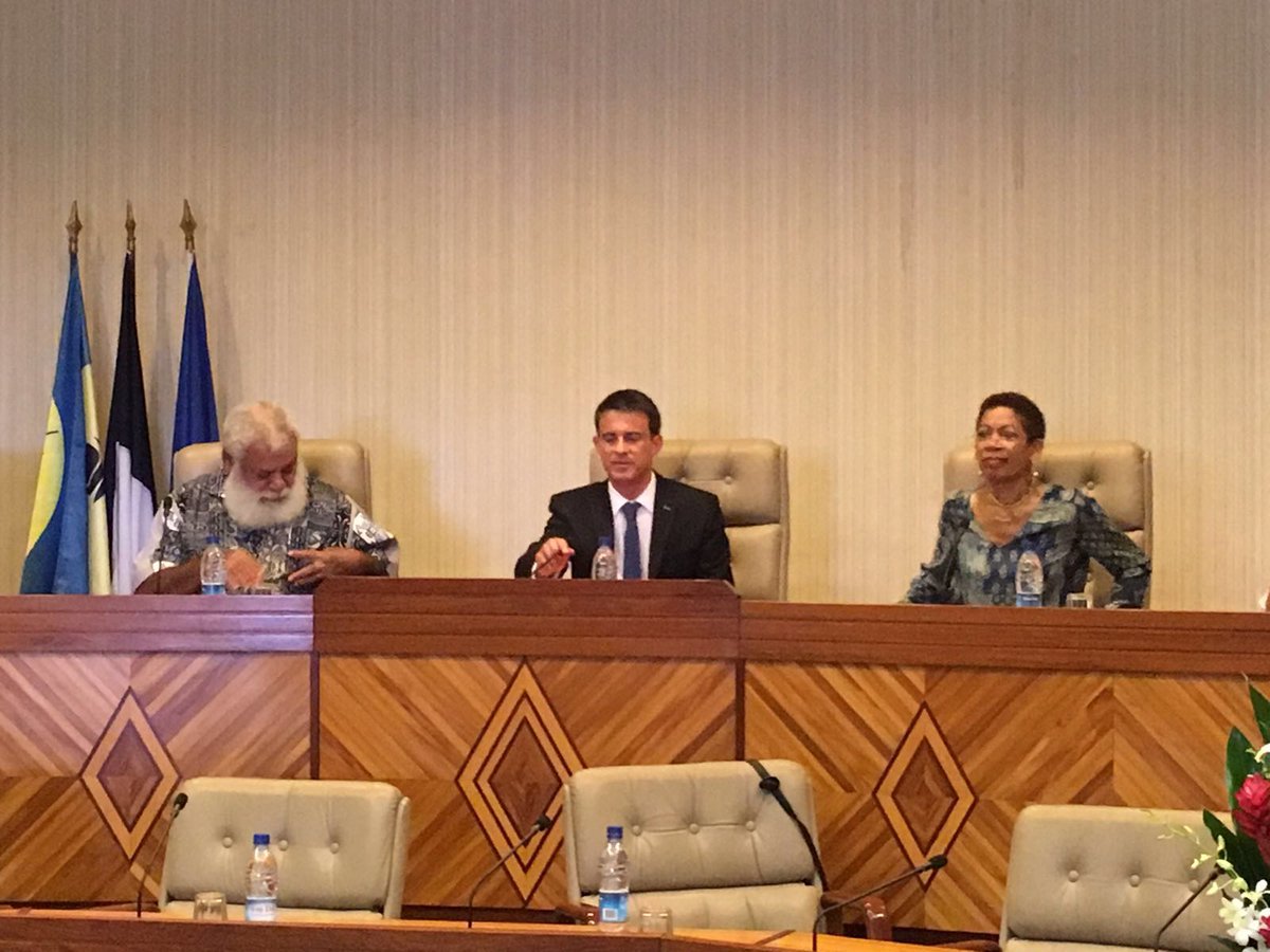 outremers360's tweet photo. Arrivée de @manuelvalls et de @Pau_Langevin au sein de l'assemblée de la Province Nord #NouvelleCaledonie https://t.co/j0kOu3QHmi