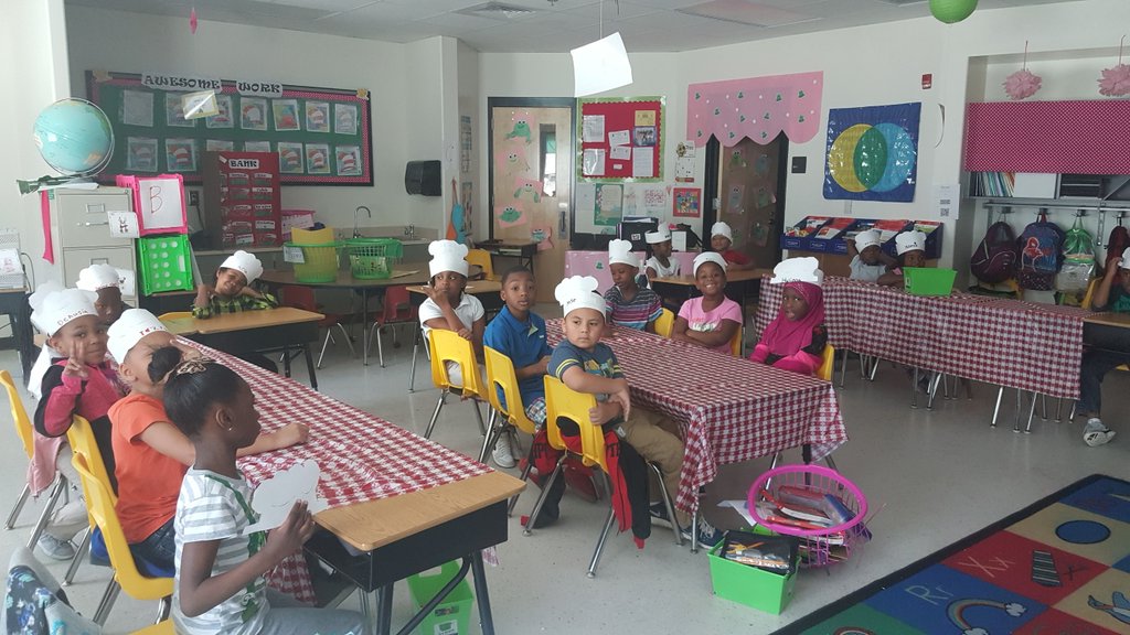 NnekaPink's tweet photo. They looked great in their chef hats! They had no idea what we were doing yet! This was a great "hook".@OakleyTigers https://t.co/cwCIouZmXD