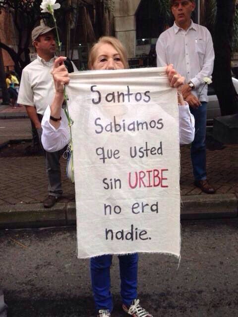 LuqueCampo's tweet photo. Hagámosle la vida miserable a @JuanManSantos...Difundiendo esta imagen,de pronto hasta se muere..! https://t.co/PC2PqC4glL