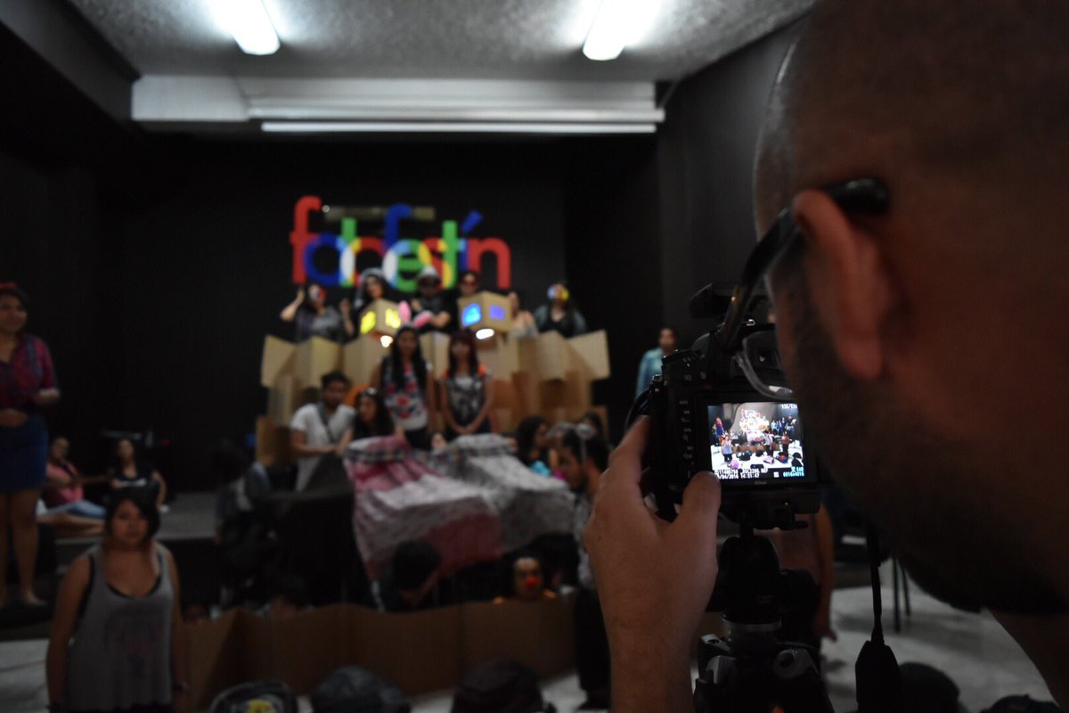 fotofestin's tweet photo. @ferklint trabajando en equipo con nuestro público para componer un #fotografía #ff16mx ¡está increíble! https://t.co/4AlHSgQadI