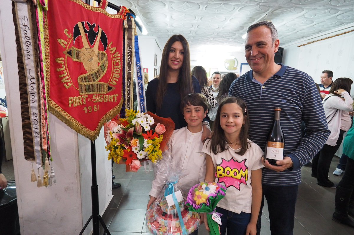 Tenim nous representants! Falleres Majors: Isabel Torres i Marta Uribe. Presidents: Vicente Cuenca i Éric Ratia